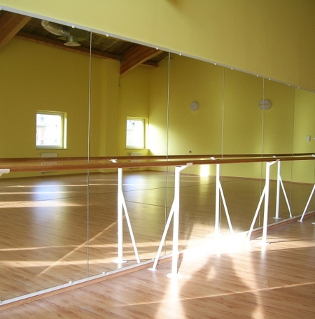 Sima tükör a falon korlát nélkül