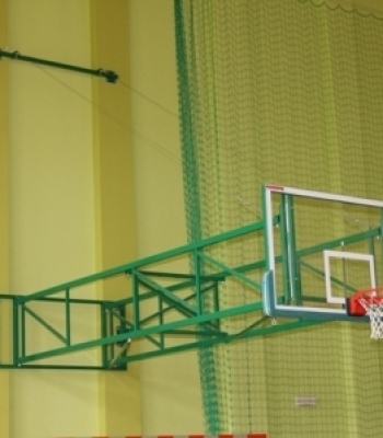A fal oldalára hajtogatott kosárlabda-konstrukció