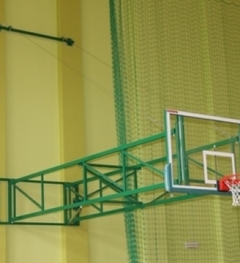 A fal oldalára hajtogatott kosárlabda-konstrukció